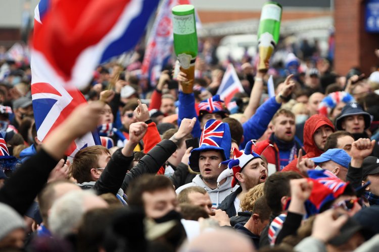 Rangers applaud Scottish musician for rousing rendition of club anthem