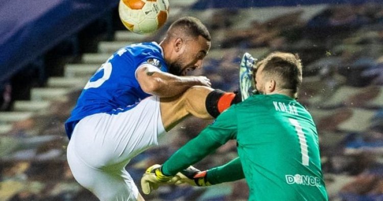 WATCH | Kemar Roofe horror challenge leads to 'keeper stretchered off | Off The Ball