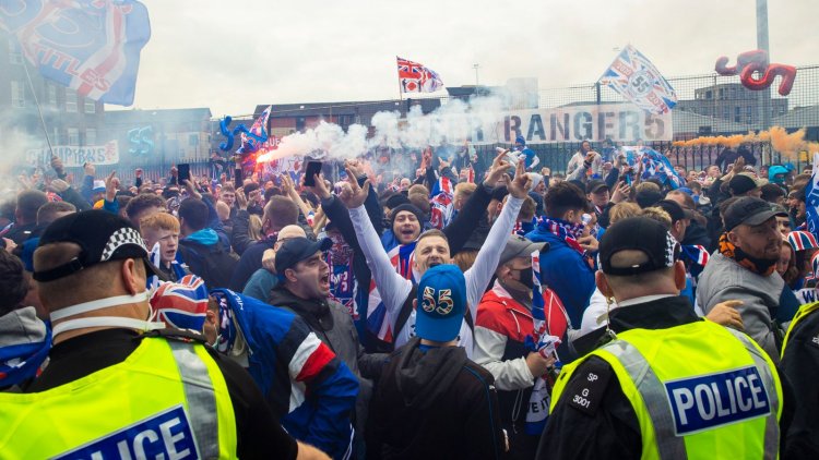 Rangers title celebrations: Police urge supporters to leave as thousands arrive at Ibrox ahead of trophy lift