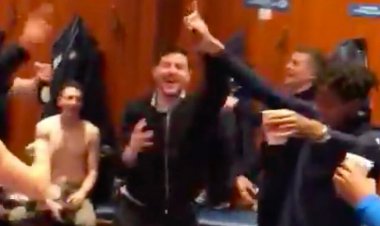Gerrard dances with his players in dressing room as Rangers close in on title