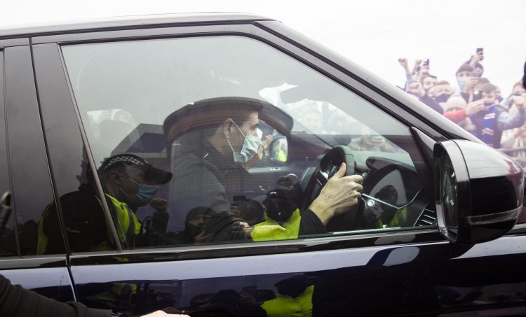 Watch Rangers boss Steven Gerrard given a hero's welcome to Ibrox ahead of SPFL Premiership match with St Mirren as fans wave flares and flags