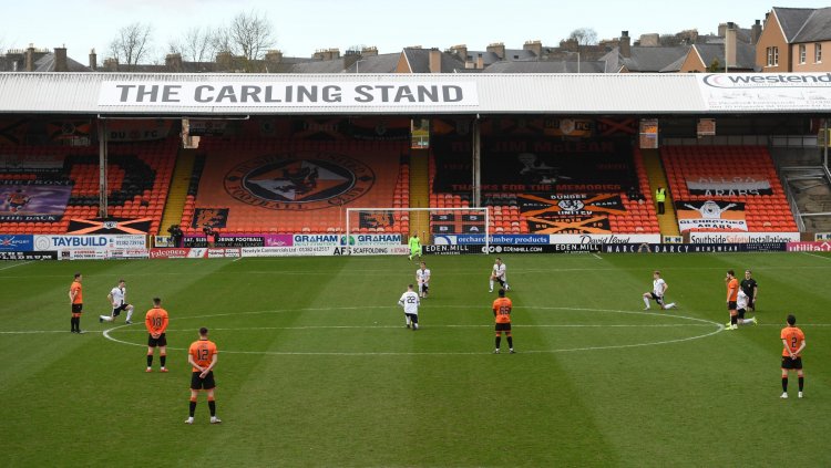 Dundee United players show solidarity with Rangers' Glen Kamara by not taking the knee