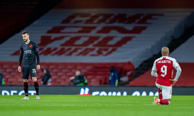 Slavia Prague STAND while Arsenal take the knee before Europa clash