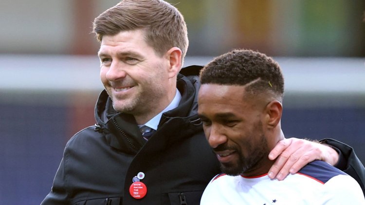 Jermain Defoe: Steven Gerrard says Rangers have opened talks with striker over future at club