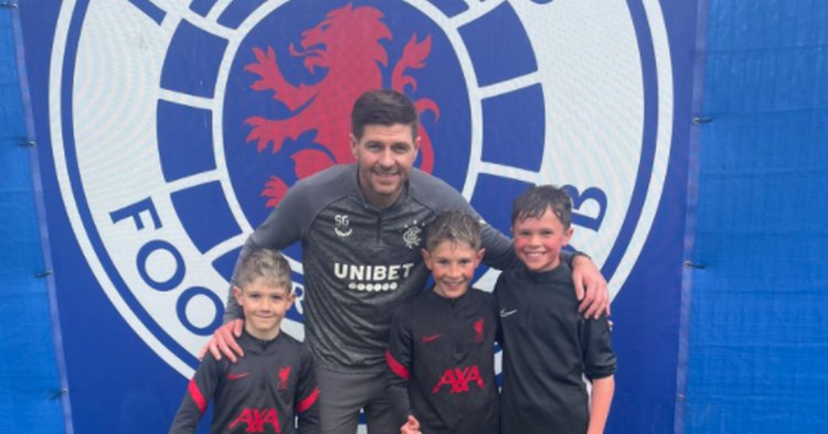 Rangers manager Steven Gerrard helps out Kevin Thomson in fundraiser