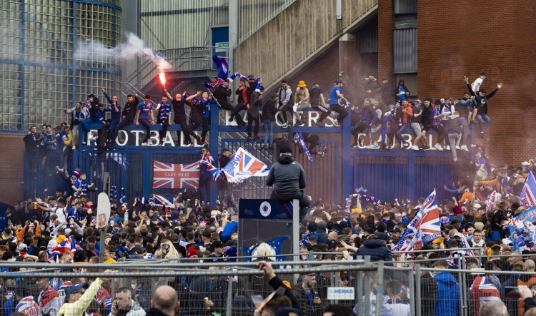 Martin Hannan: Football fans should take lessons in etiquette from rugby